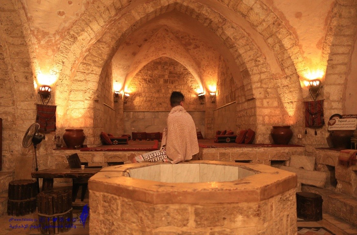 الوحيد المتبقي بالمدينة وعمره يقارب 900 عام.. “حمام السمرة” في غزة