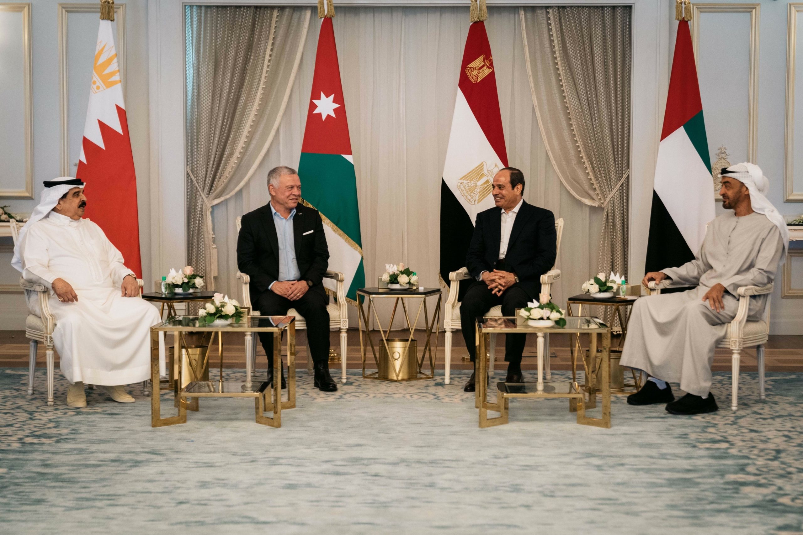 قمة غامضة عُقدت في أجواء احتفالية مبهرة وخرجت دون بيان ختامي.. ماذا وراء لقاء مدينة العلمين المصرية؟