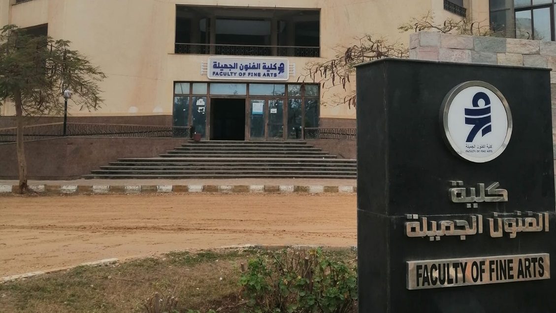 صراخ وتدافع وخلع حجاب.. فيديو لاعتداء موظف جامعي على الطالبات بمصر، والجامعة تعلق