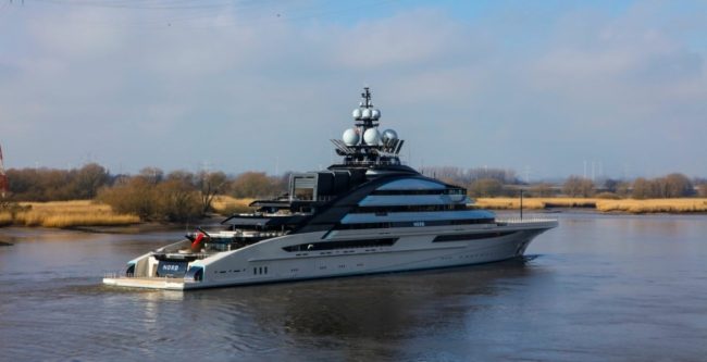 المياه تبتلع يختاً فاخراً قبالة سواحل إيطاليا.. جنح لليمين وظل يهوي نحو القاع حتى غمره الماء (فيديو)