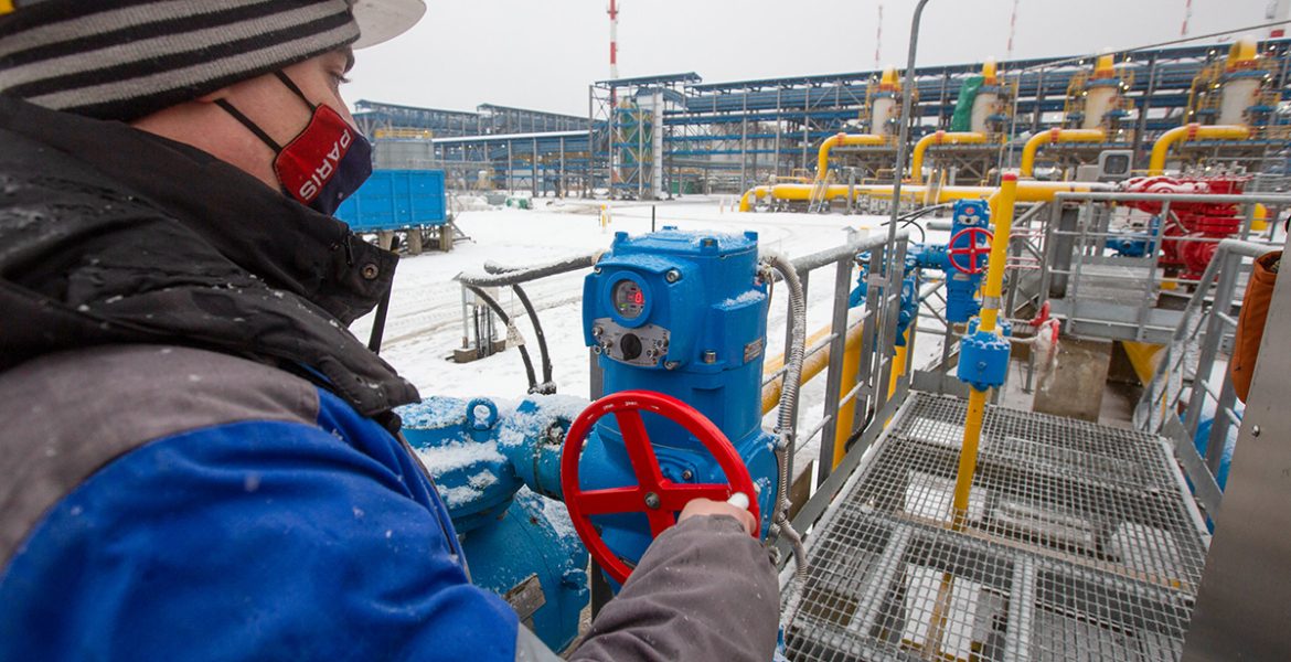 “المصريون يتصببون عرقاً بسبب بيع غازهم لأوروبا”.. موقع أمريكي: القاهرة تتقشف لتوفير سيولة أجنبية