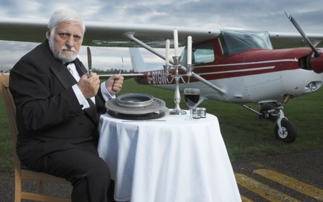 الرجل الذي أكل طائرة كاملة! مصاب بـ”اضطراب بيكا” يشتهي تناول الأشياء الغريبة