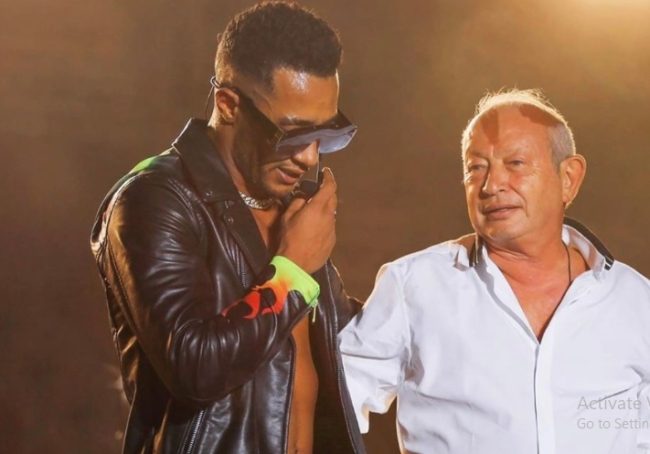 نجيب ساويرس يدافع عن محمد رمضان بعد انتقادات لصوره مع فتاة إسرائيلية: معقول يطلب جواز سفرها!