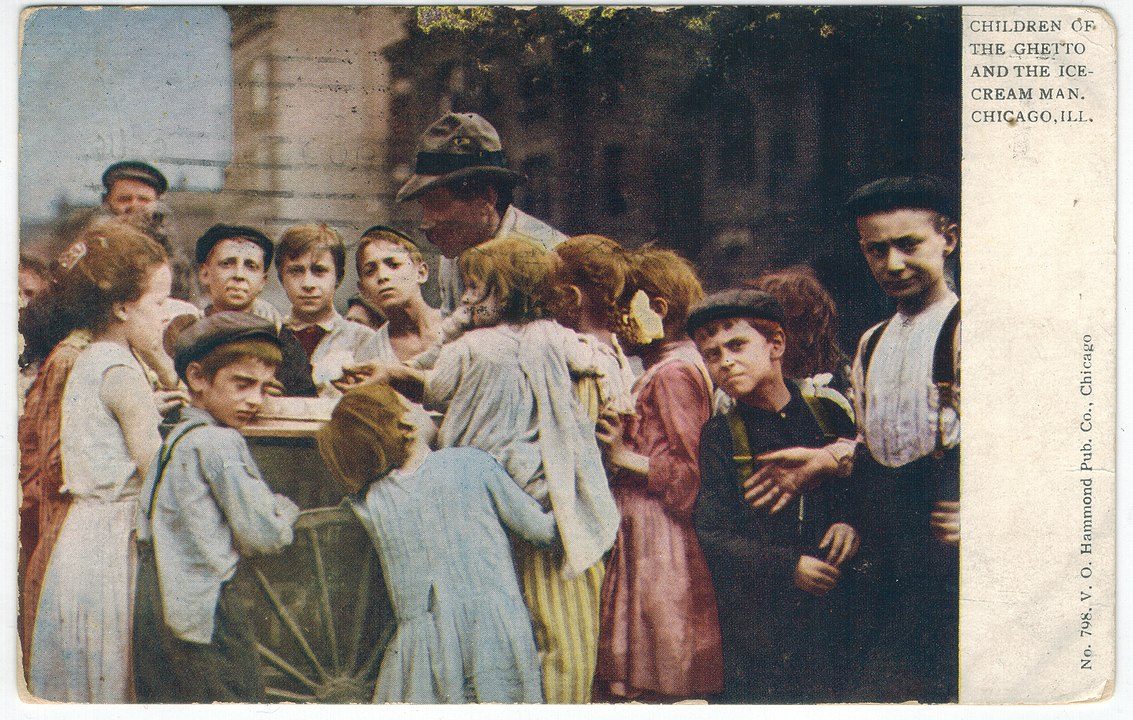 أطفالمثلجات في العام 1909/ وكيبيديا في شيكاغو متجمّعون حول بائع 