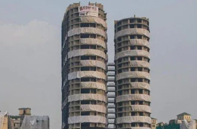 فيديو هدم ناطحتي سحاب بالهند في 10 ثوانٍ.. السلطات احتاجت لـ3700 كيلو غرام من المتفجرات