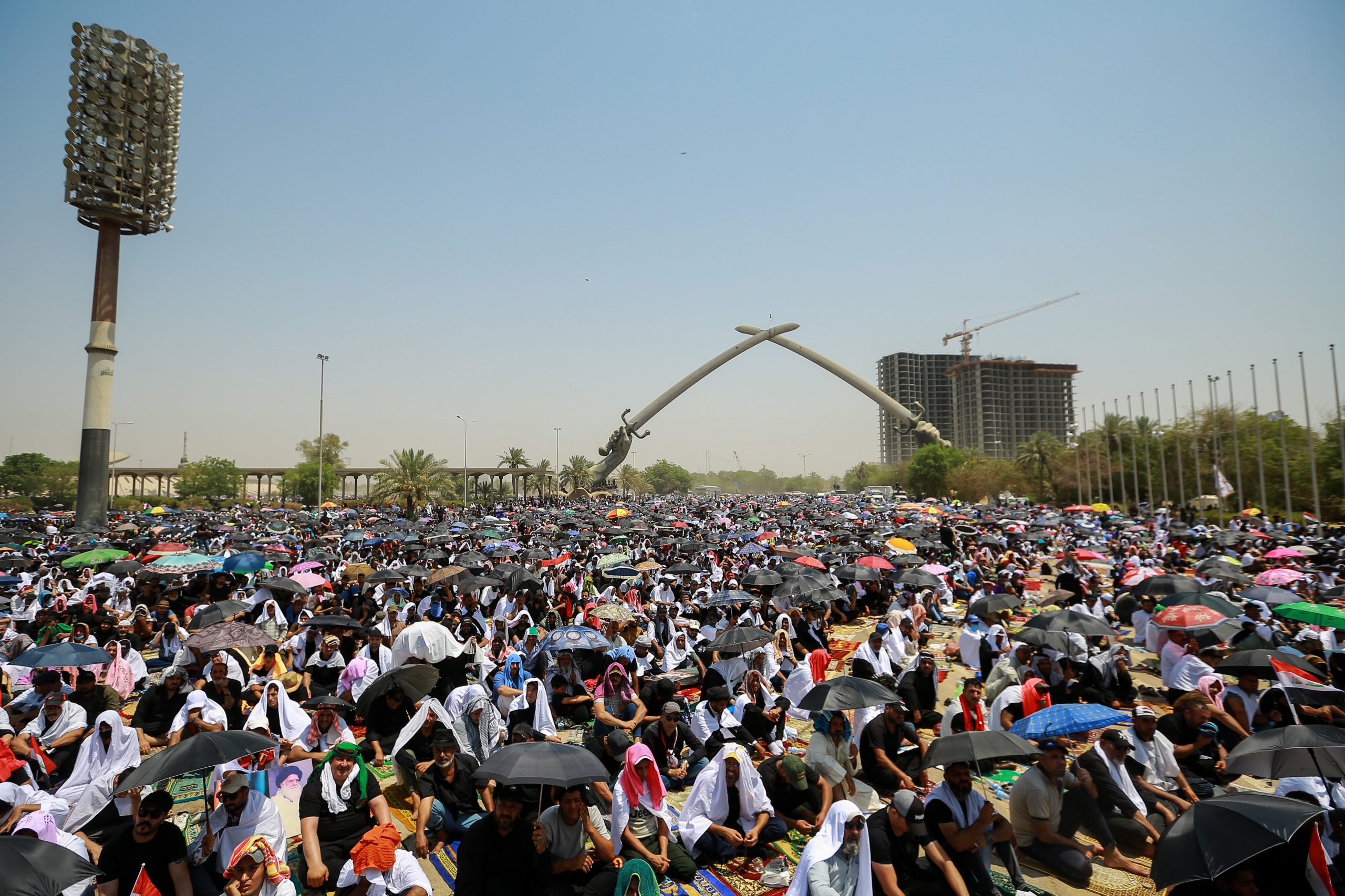 متظاهرون عراقيون يحيون ذكرى عاشوراء في “المنطقة الخضراء”.. فيديو للعشرات يضربون صدورهم ويقرعون الطبول