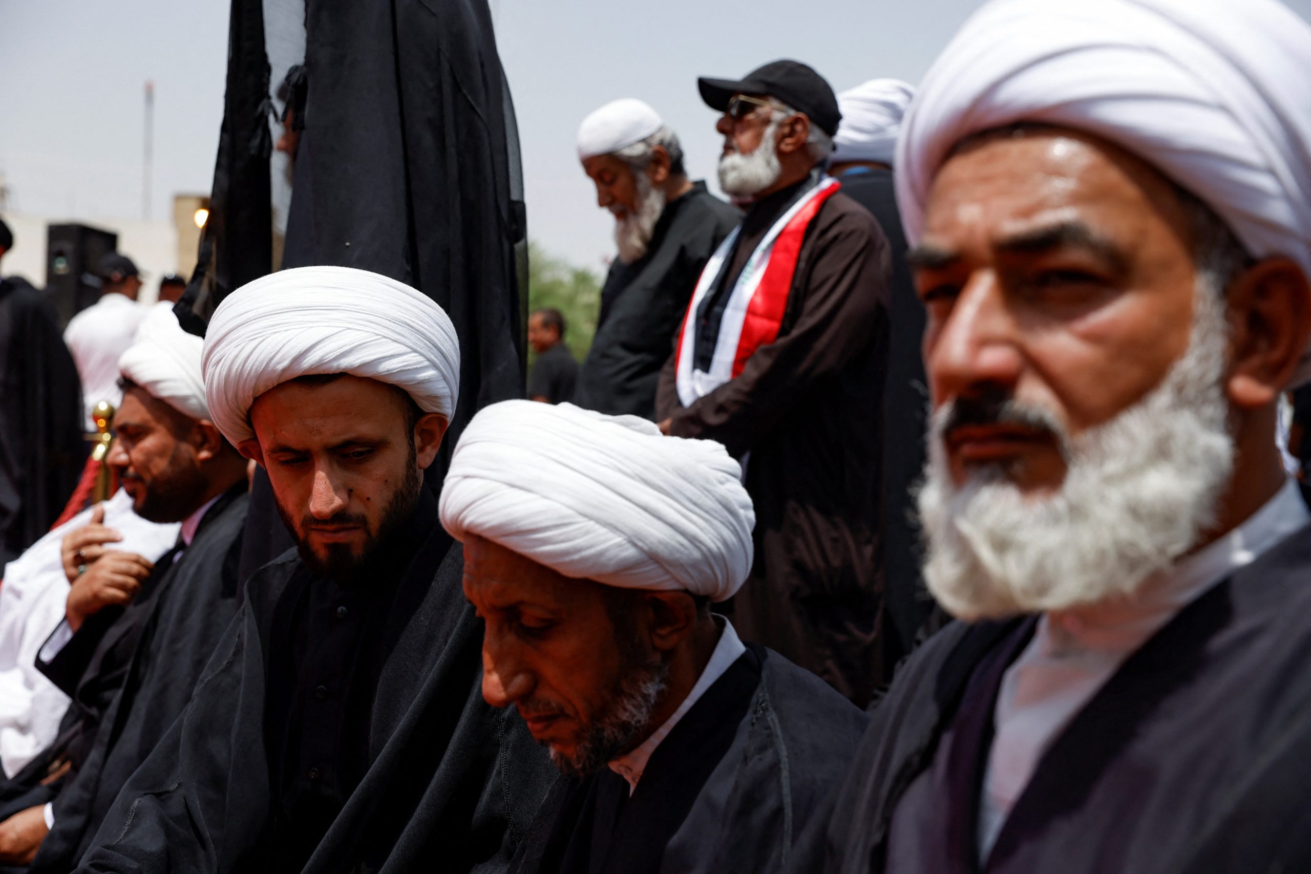 حشود لأنصار مقتدى الصدر يؤدون صلاة الجمعة / رويترز