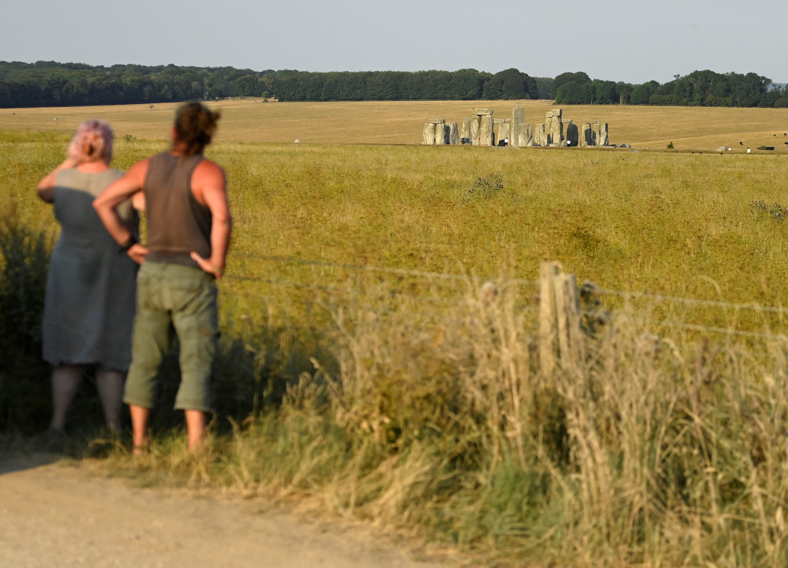بريطانيا تستنفر لمواجهة جفاف شديد.. أوصت مواطنيها بتقليل الاستحمام، والمتاجر تقتصد ببيع المياه
