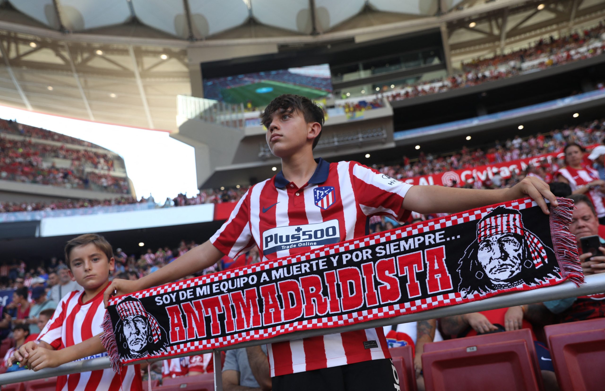 أتلتيكو مدريد يمنع لاعبيه من منح قمصانهم للمشجعين (رويترز)