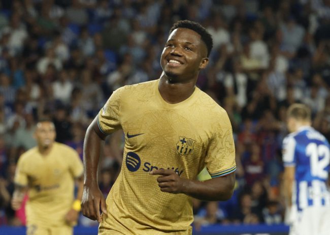 من التسول وجمع القمامة في إسبانيا إلى كسر الأرقام القياسية.. قصة نجم برشلونة المسلم “أنسو فاتي”