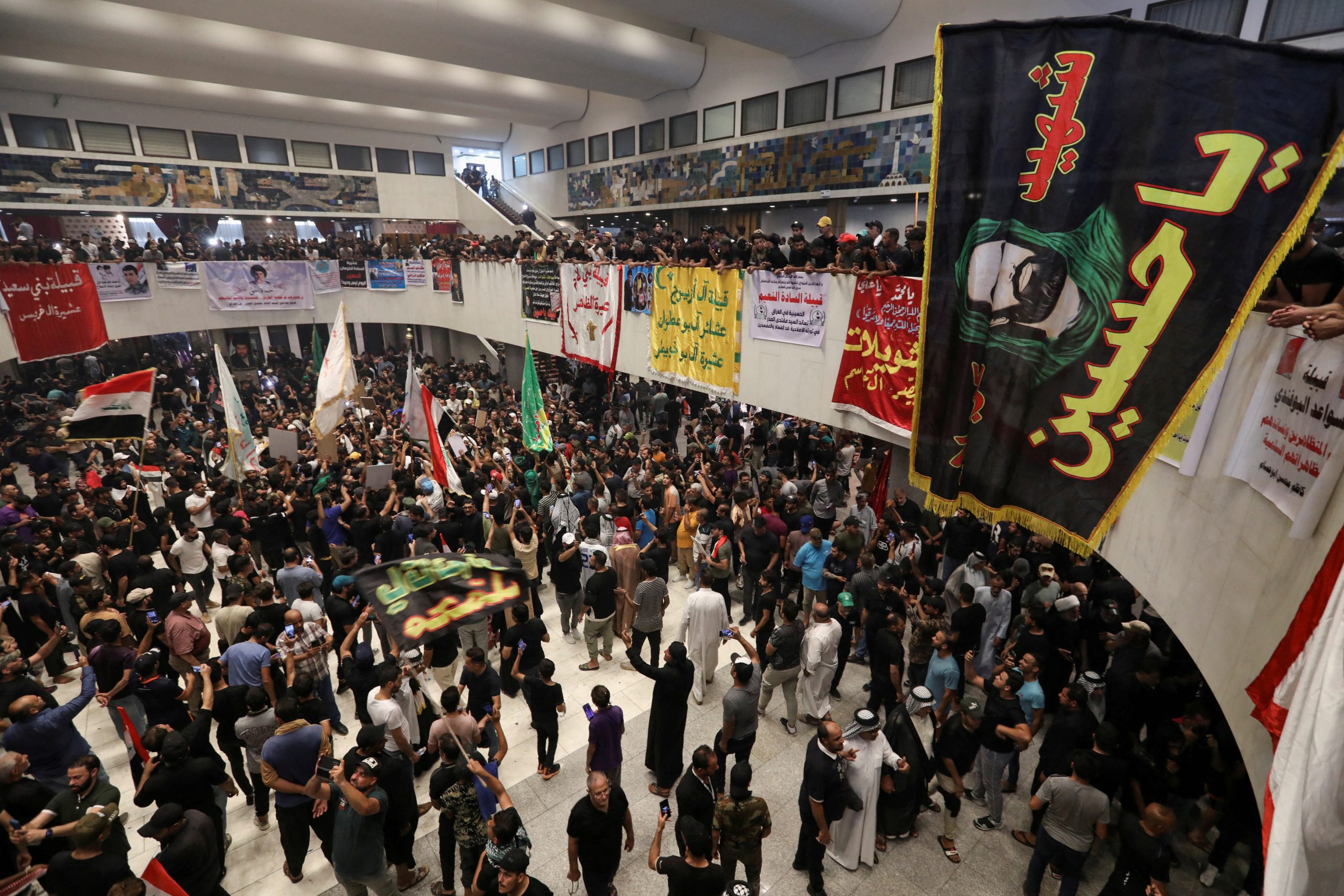 الأزمة السياسية في العراق تتفاقم.. أنصار الصدر يحتجون وخصومهم يرفضون الحوار والقضاء يعلق أعماله