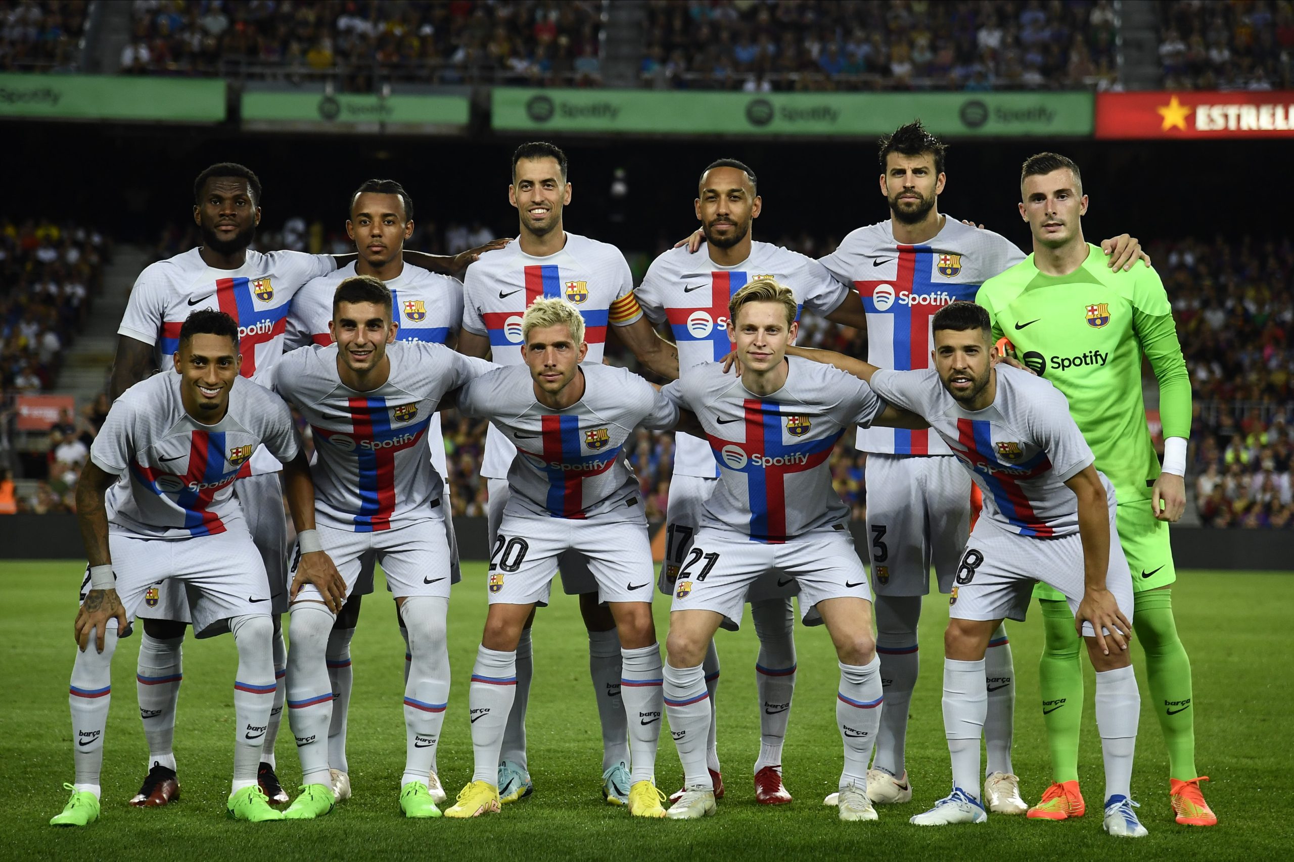 برشلونة يرتدي قميص مائلاً للون الأبيض (رويترز)