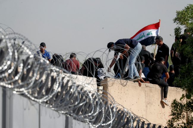 إيران تُغلق حدودها مع العراق.. ودول أخرى تدعو رعاياها إلى مغادرة البلاد بسبب الاشتباكات ببغداد