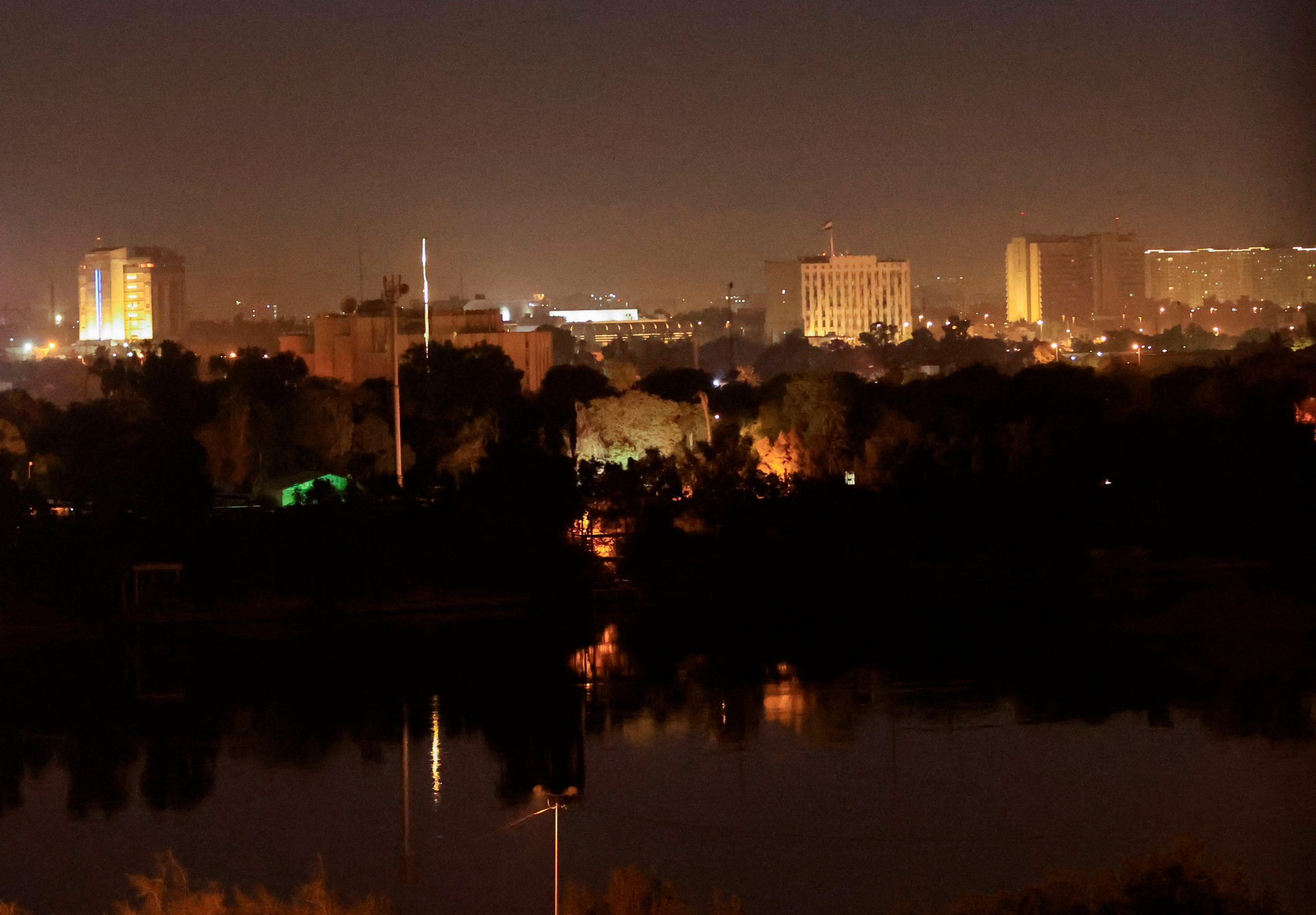 اشتباكات عنيفة بالمنطقة الخضراء في بغداد.. والسفارة الأمريكية تطلق صافرات الإنذار بعد سقوط قذيفة هاون بمحيطها