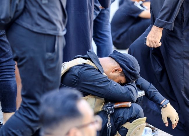 بكى بحرقة ثم حبس دموعه.. فيديو مؤثر لأب عراقي تلقى نبأ مقتل ابنه بمواجهات “المنطقة الخضراء”