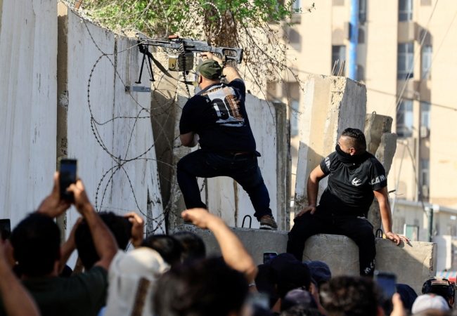 اشتباكات دامية لليوم الثاني.. ارتفاع عدد ضحايا المواجهات في بغداد وصواريخ تستهدف المنطقة الخضراء