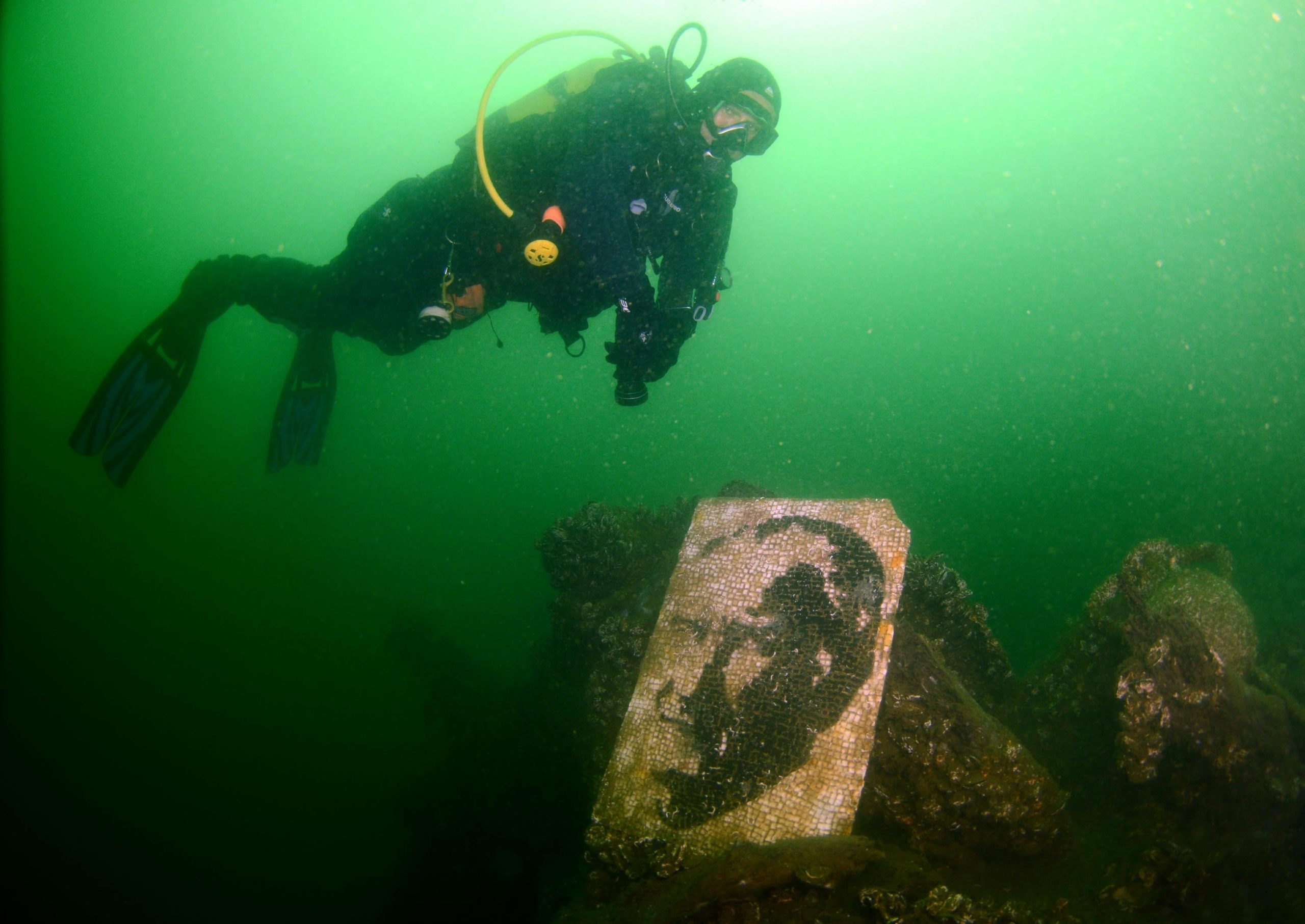 وكالة DHA التركية/ جزء من مدينة مدينة غولجوك الغارق تحت البحر في خليج إزميت