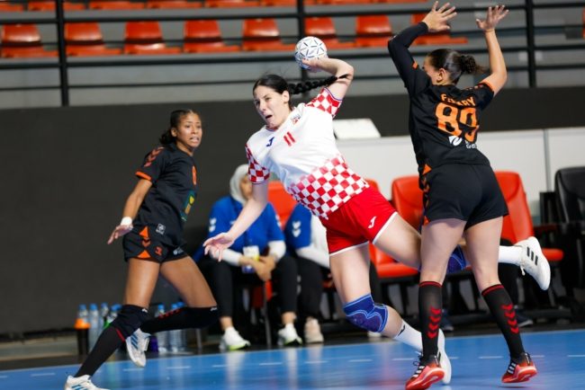 تصرف غير رياضي للاعبات كرواتيا بعد الخسارة أمام منتخب مصر.. تعرضن لانتقادات لاذعة (فيديو)