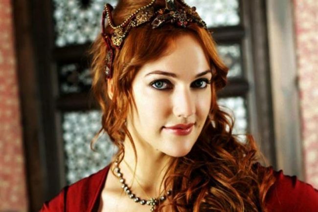 أنجبت دون زواج ولم تكن تجيد اللغة التركية قبل “حريم السلطان”… ما لا تعرفه عن مريم أوزرلي