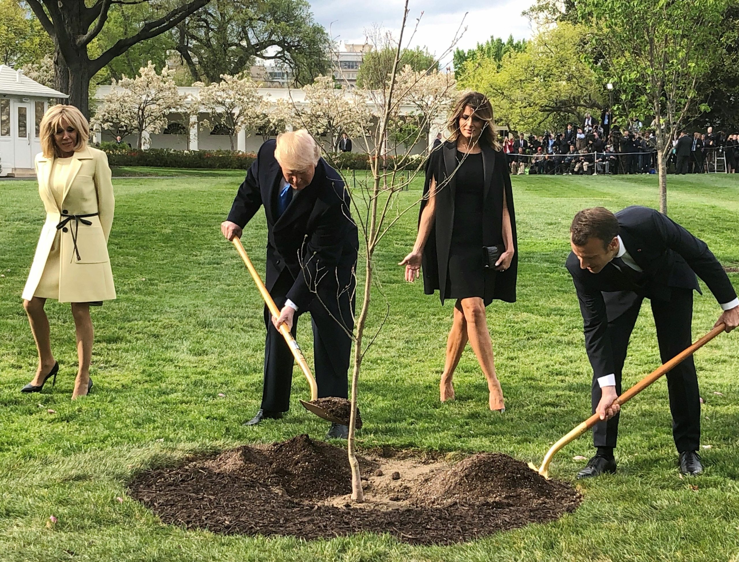 ترامب تباهى مراراً بمعرفته أسراراً عن حياة ماكرون العاطفية.. كان يتابع خبايا حياته الشخصية!