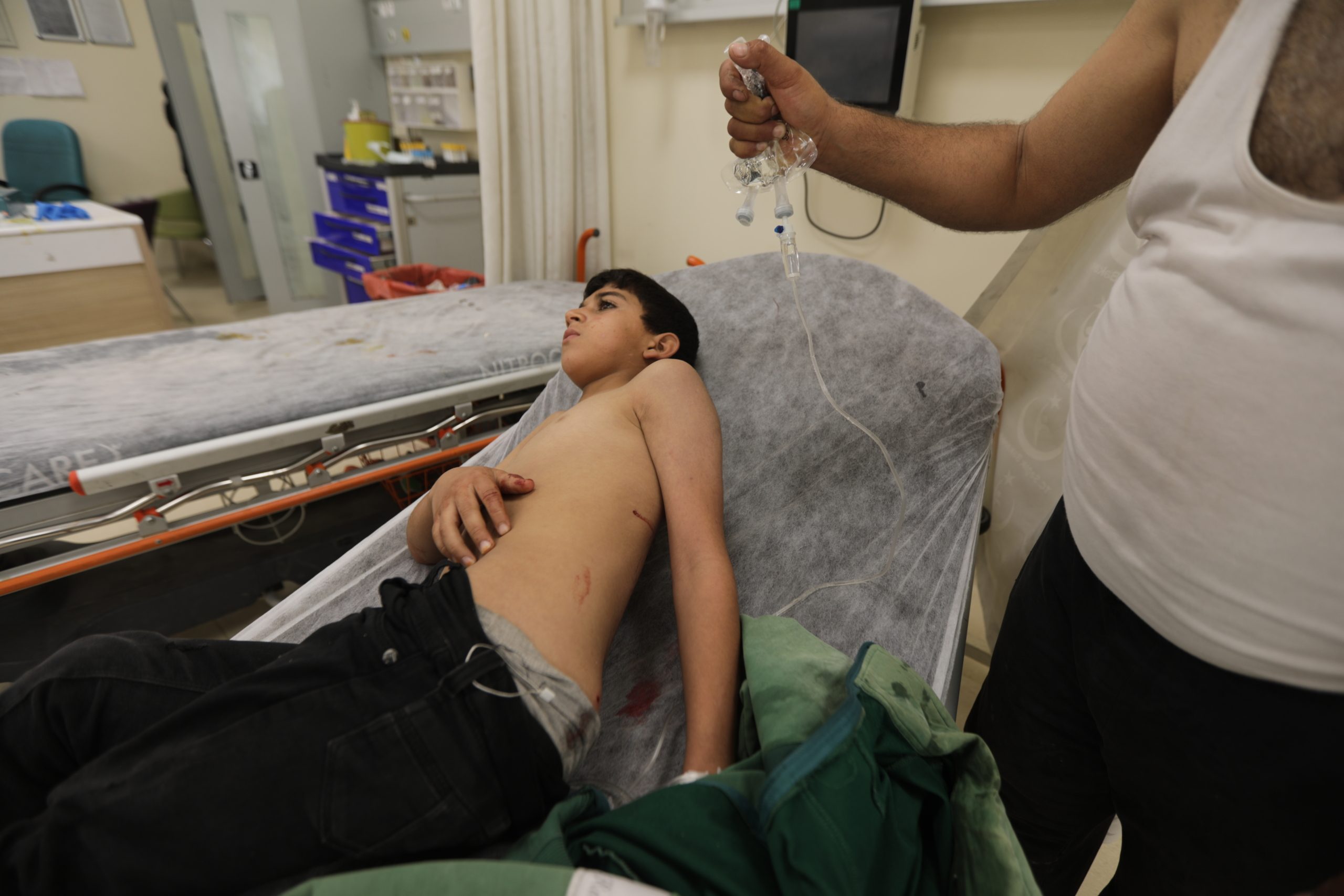 طفل سوري مصاب يحاول هزيمة ألمه بتلاوة القرآن! فيديو له وهو يقرأ سورة الفاتحة خلال تضميد جراحه