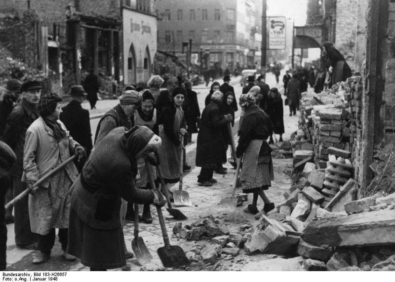 ألمانيا بُنيت على أكتاف السيدات! ما حقيقة "نساء الأنقاض" اللاتي أعدن إعمار ألمانيا بعد الحرب العالمية؟