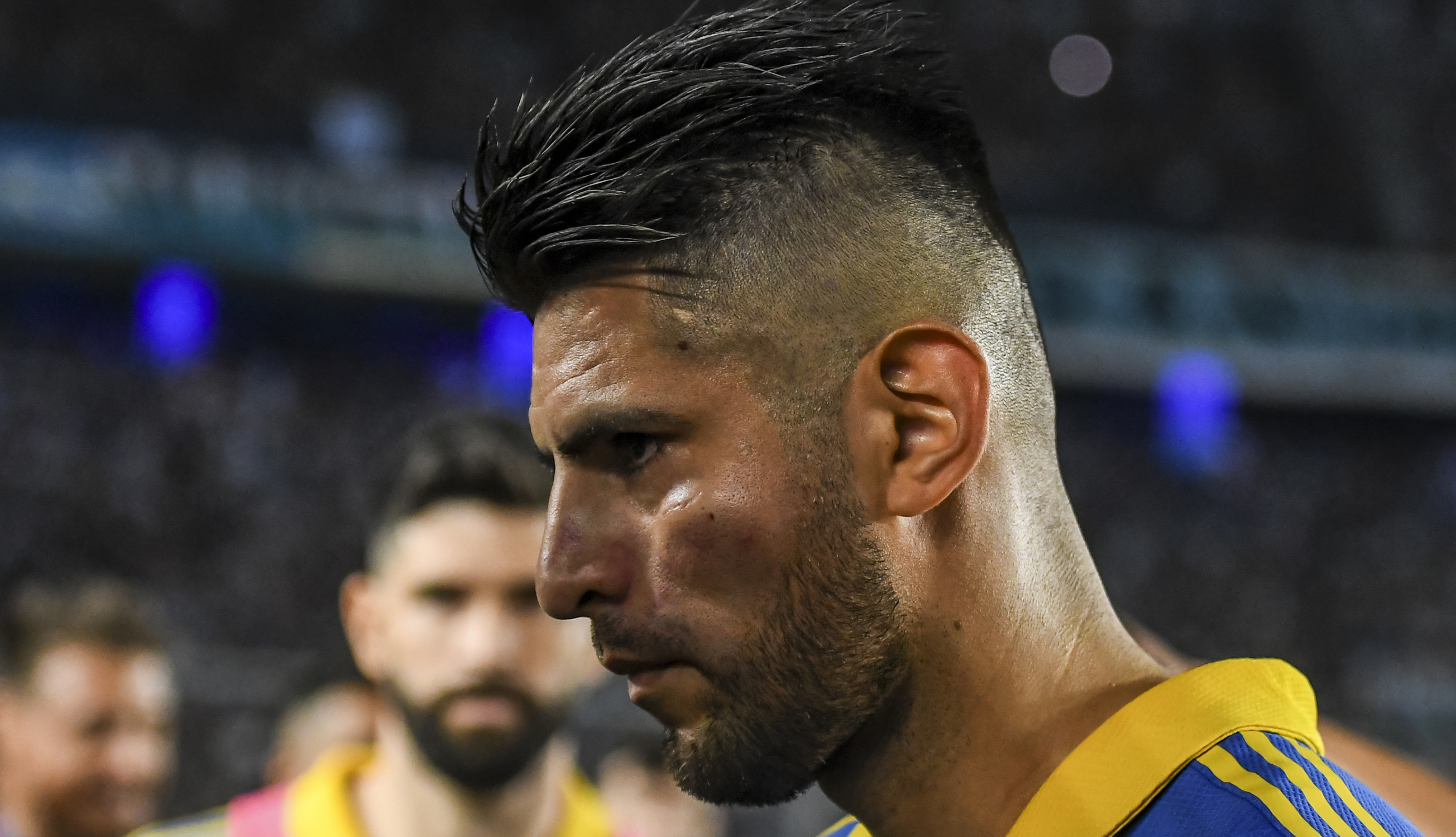 شجار عنيف بين زميلين في فريق واحد - gettyimages