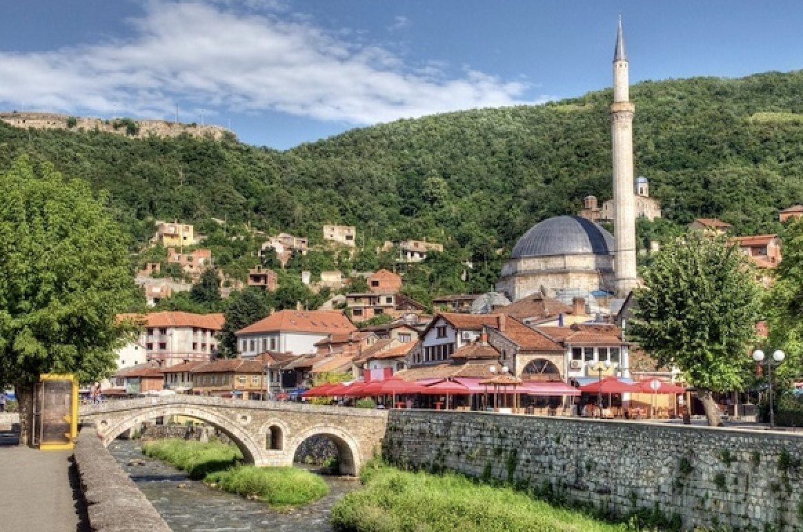 كوسوفو تغلق نقاط عبور حدودية شمالي البلاد.. ردت على إغلاق صرب لطرق محلية وإطلاق النار على الشرطة