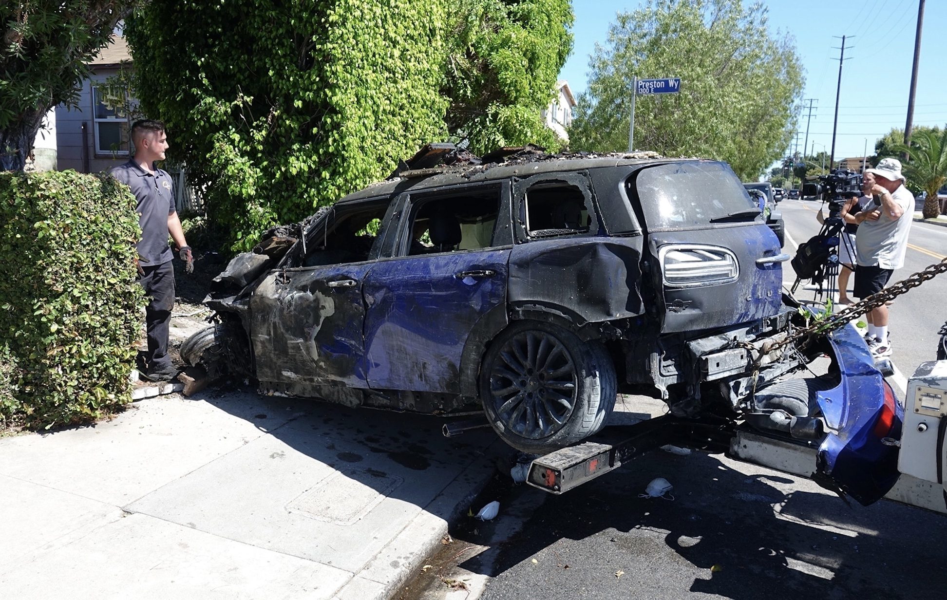 ظلت داخل سيارتها المشتعلة ثلاثين دقيقة كاملة! ممثلة تصطدم بأحد المباني وهي تحت تأثير الكحول