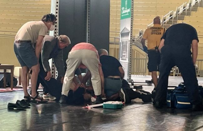 محاولة اغتيال سلمان رشدي.. هل صنعت ردود الفعل على “آياته الشيطانية” أيقونة من لا شيء؟