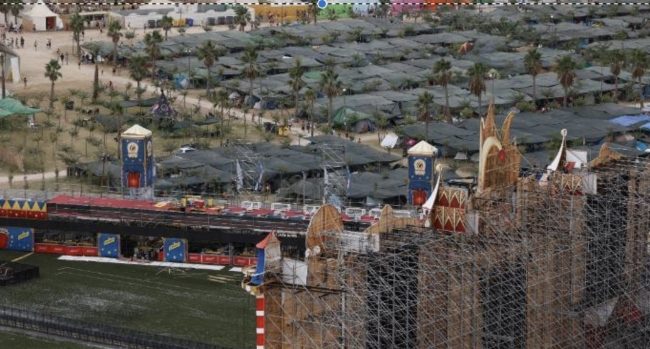 الرياح القوية تدمر أحد المسارح المخصصة لمهرجان موسيقي بإسبانيا.. تسببت في قتل شاب وإصابة 17 آخرين (فيديو)