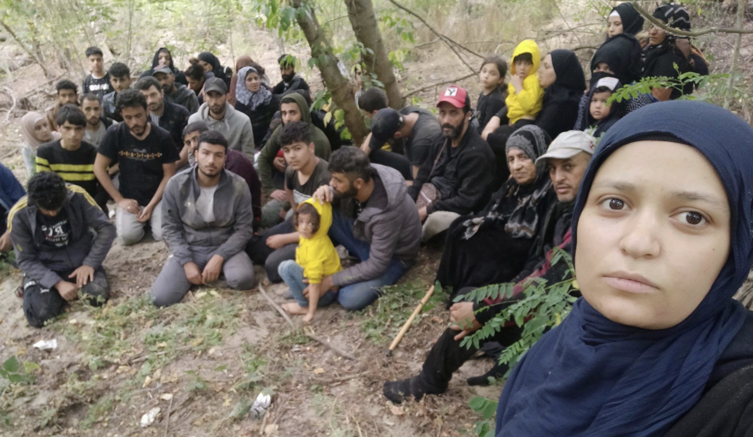 لسعة عقرب تقتل طفلة سورية كانت تحاول الهجرة مع أمها لليونان.. العشرات تقطعت بهم السبل على الحدود