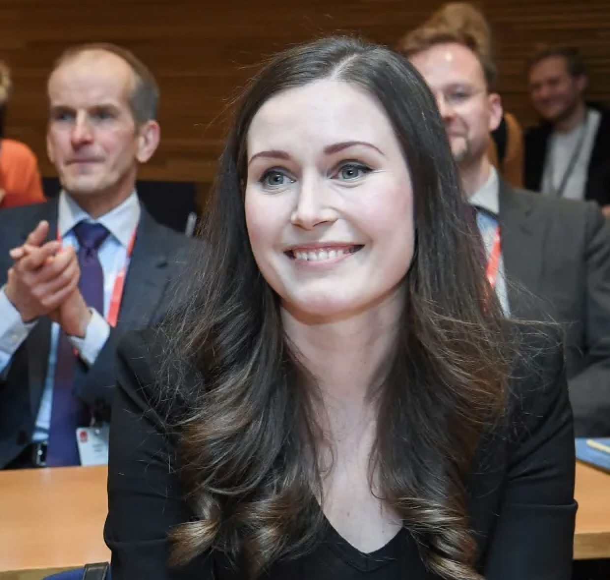 فيديو جديد لرئيسة الوزراء الفنلندية.. ظهرت ترقص مع رجل غريب، وشهود يروون تفاصيل “مثيرة”!