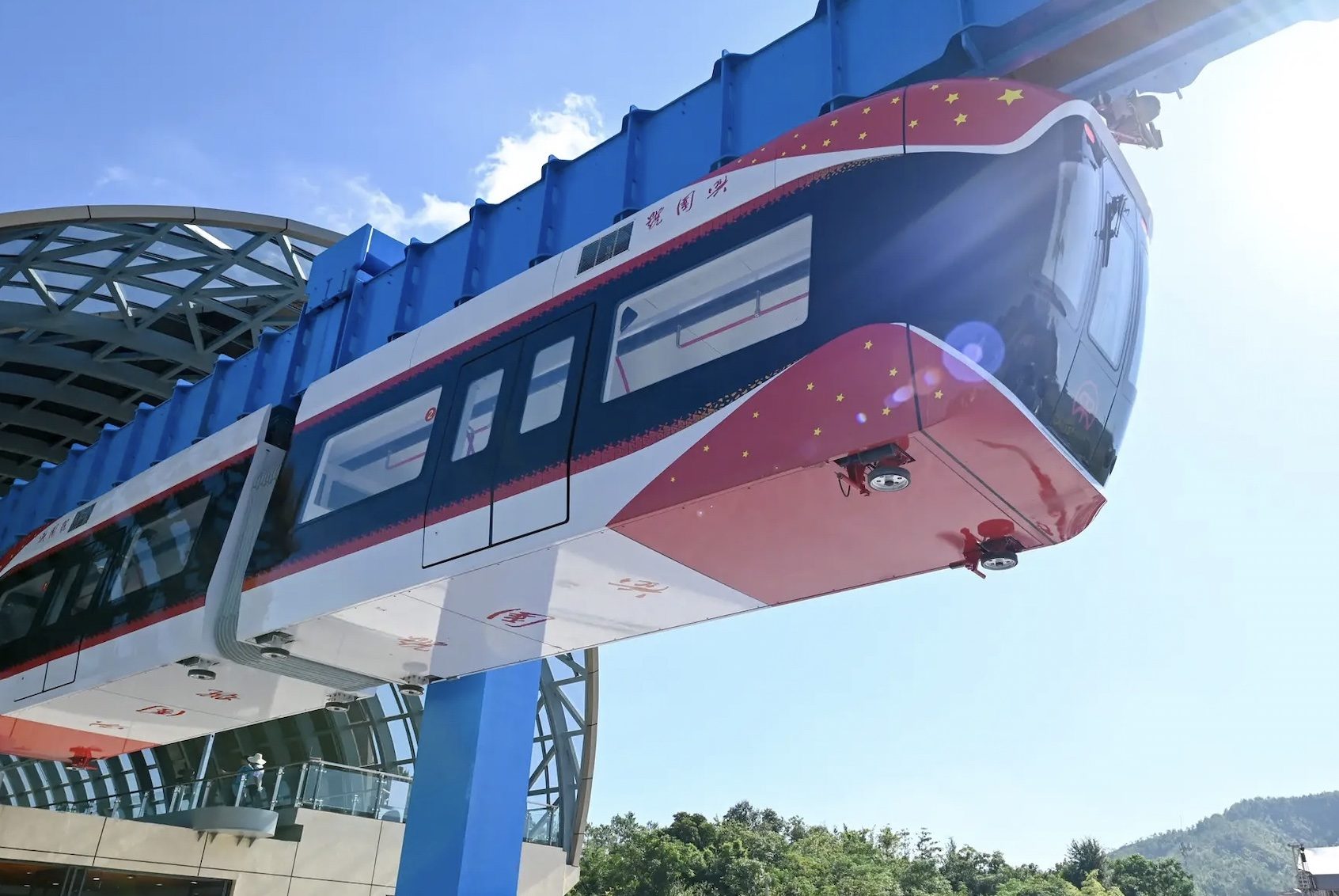 الصين تكشف عن قطار جديد “معلق في الهواء”.. يسير دون كهرباء على ارتفاع 10 أمتار فوق الأرض