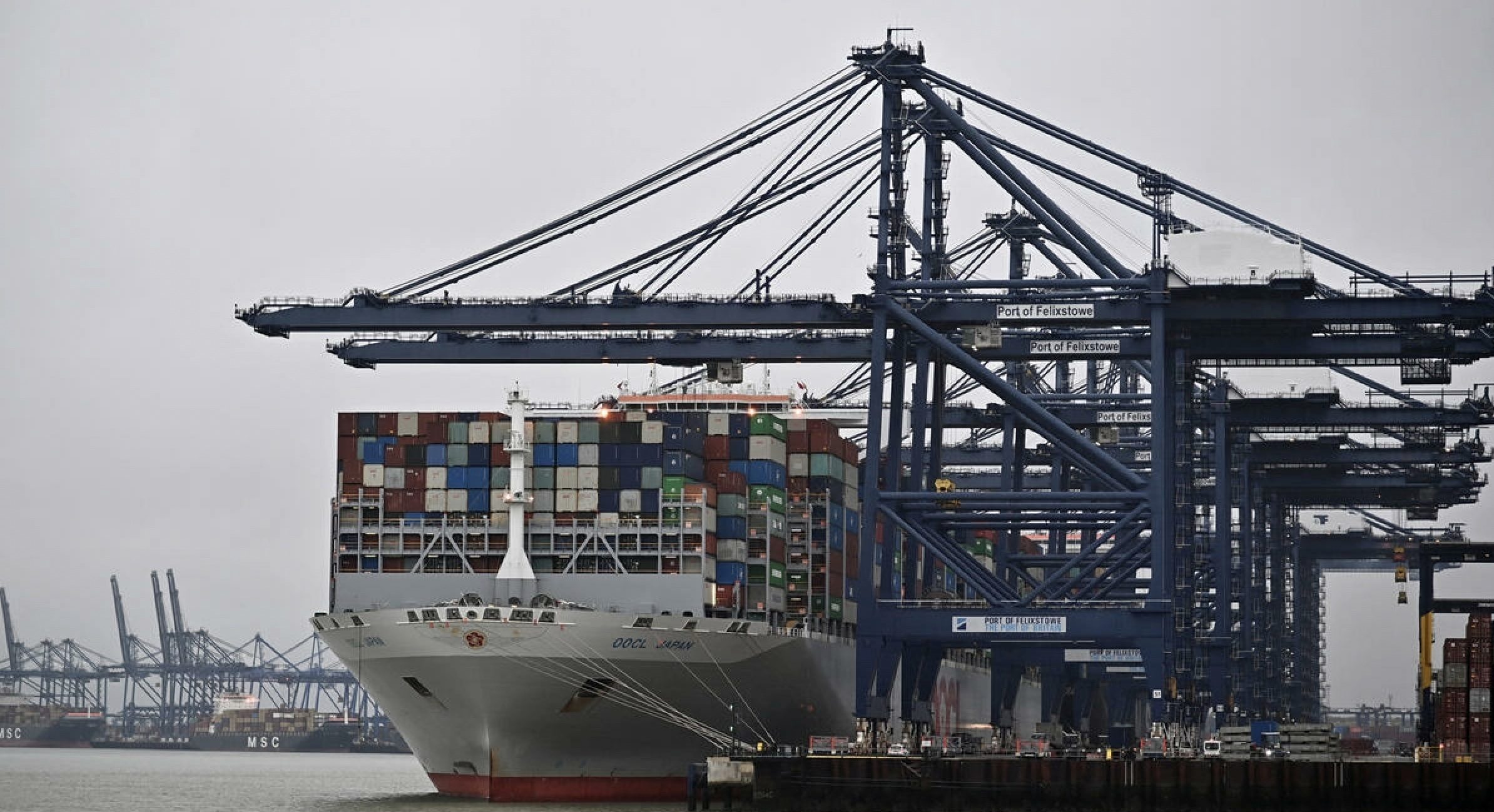 بريطانيا تشهد أكبر إضراب في مرفأ للشحن لأول مرة منذ ثلاثين عاماً..  العمال يشتكون انخفاض الرواتب