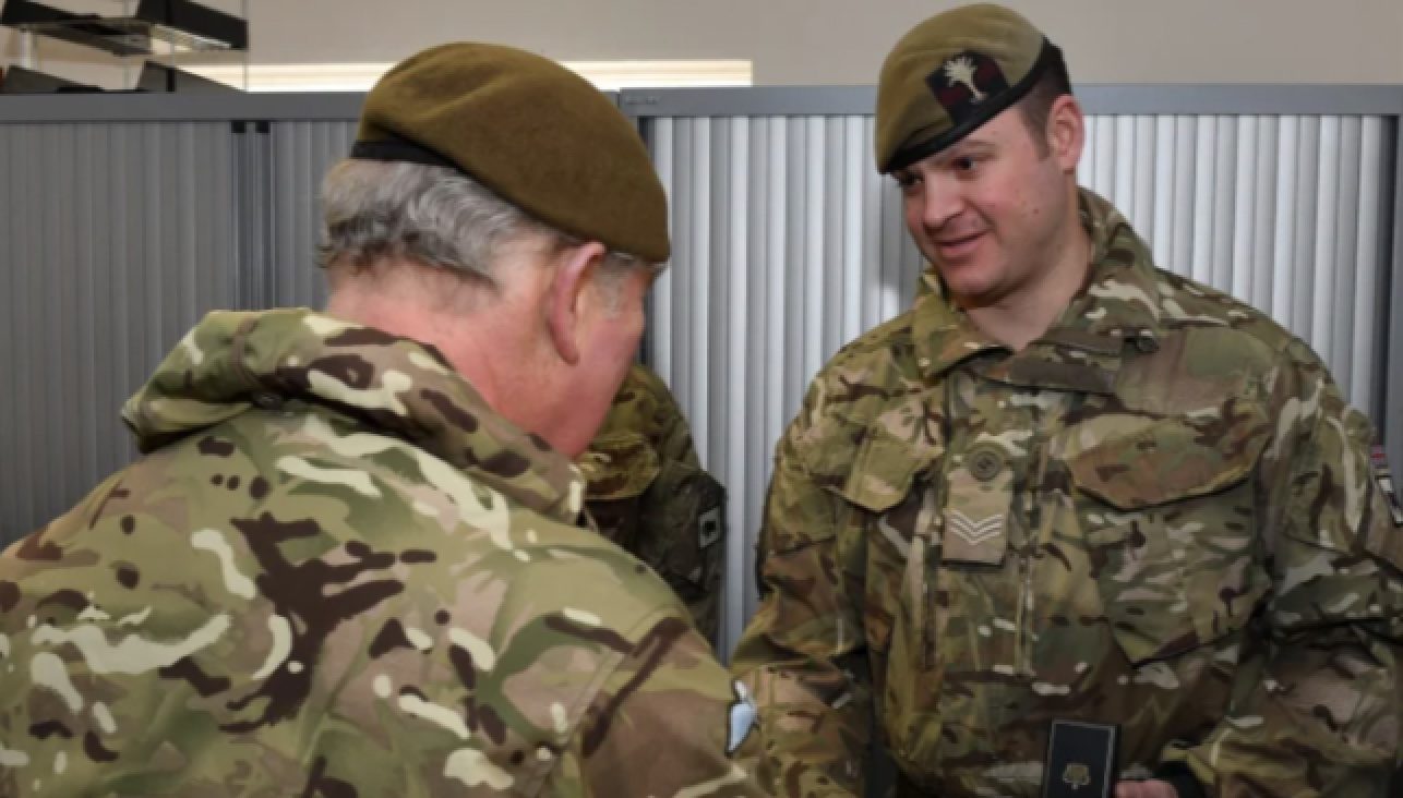 قتل زميله بدلاً من التصويب على الهدف! قصر النظر يدفع جندياً بريطانياً لارتكاب جريمة أثناء التدريب