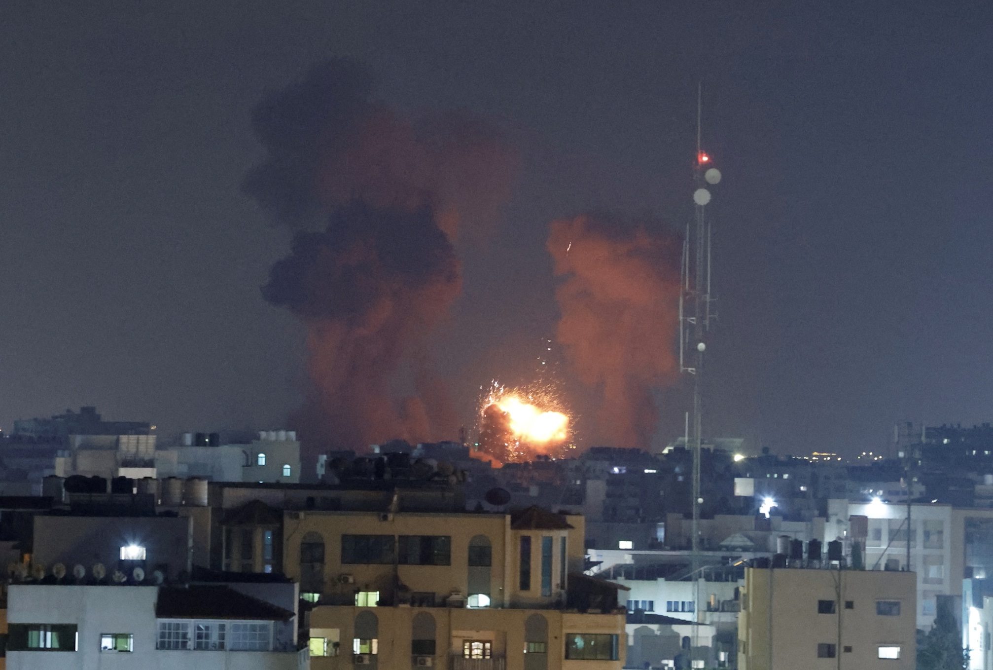 “سرايا القدس” ترد على اغتيال “الجعبري”.. قصفت تل أبيب بمئة صاروخ، والاحتلال يستهدف مواقع لها