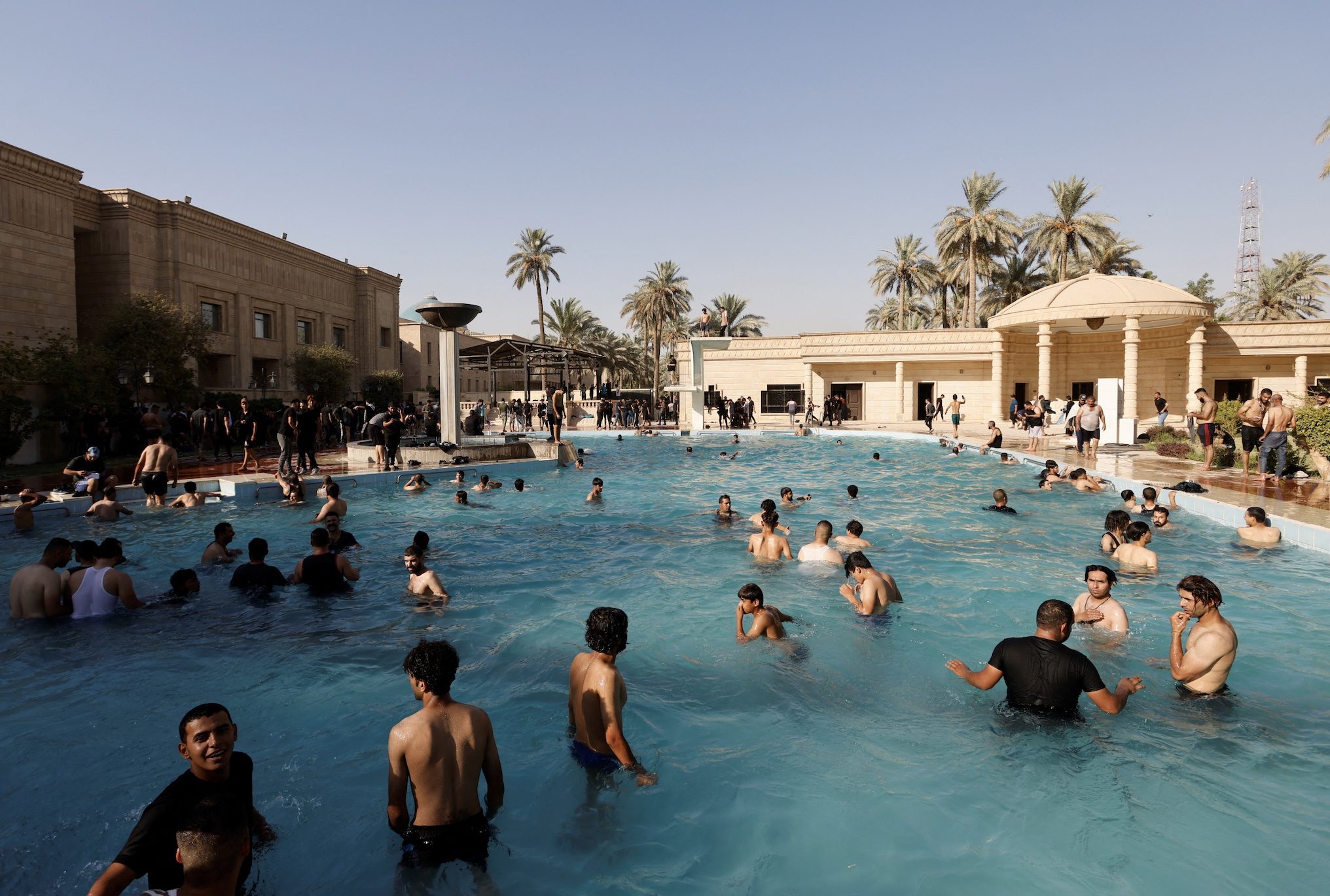محتجون عراقيون يستجمون في حمامات سباحة قصر الرئاسة.. رفعوا صورا لمقتدى الصدر وسط المياه ” فيديو”