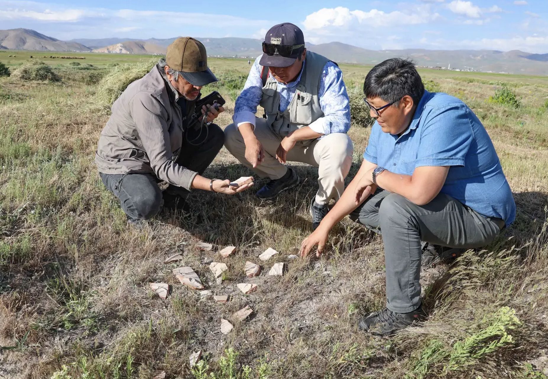 وجدوا بقايا بلاط السقف والفخار الخزفي! علماء يكتشفون آثاراً لقصر صيفي يعود لحفيد جنكيز خان