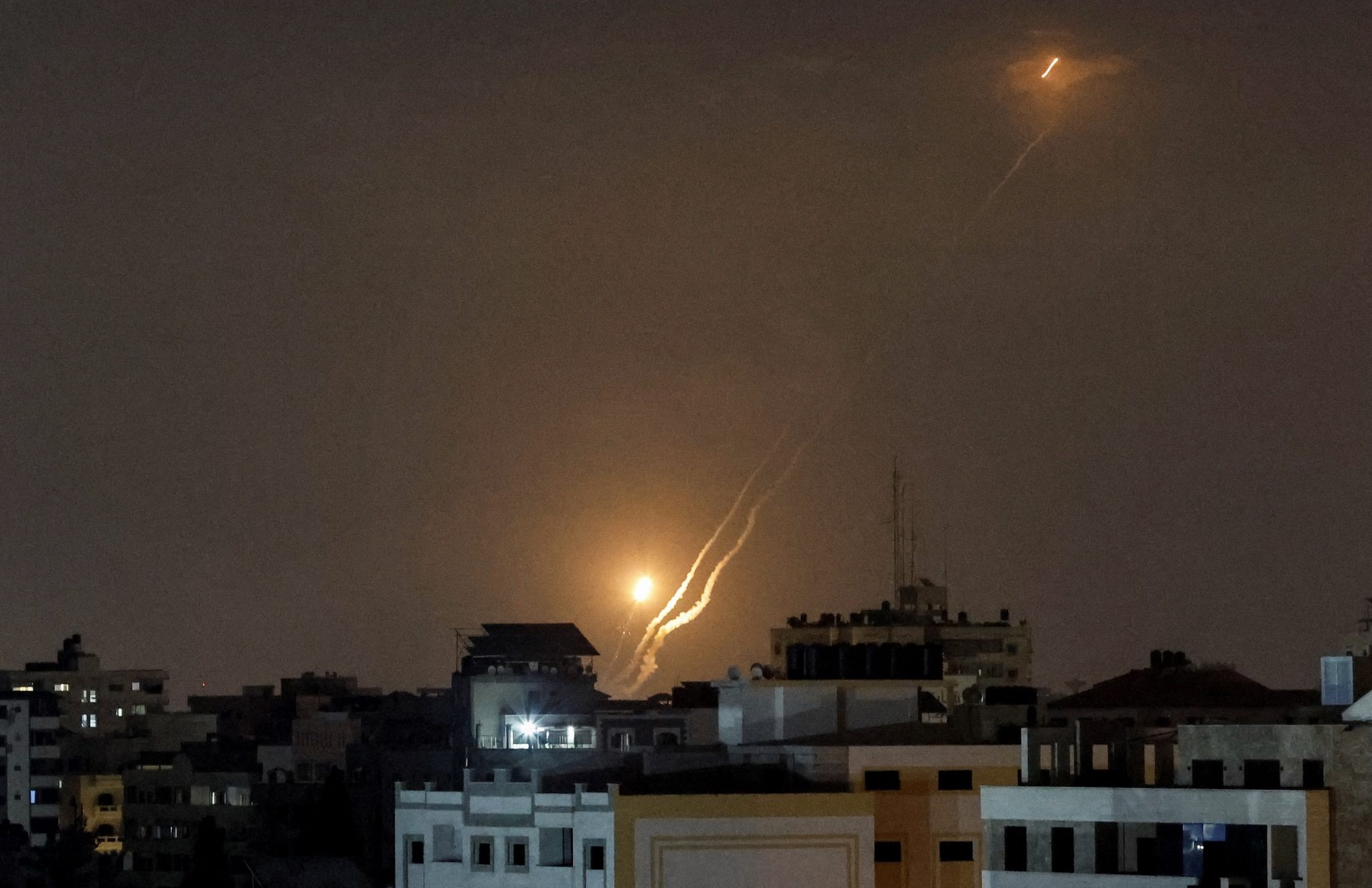 “سرايا القدس” ترد على اغتيال “الجعبري”.. قصفت تل أبيب بمئة صاروخ، والاحتلال يستهدف مواقع لها