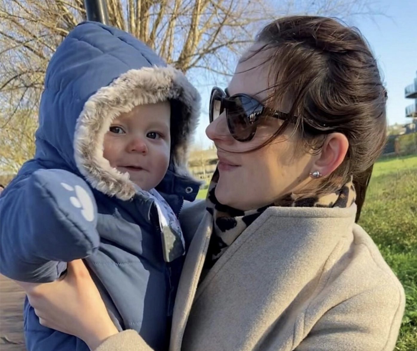 “عربة الطفل تفككت لقطع وتبعثرت تحت الشاحنة”! حادث مأساوي يقتل رضيعاً أثناء سير  أمه به (صور)