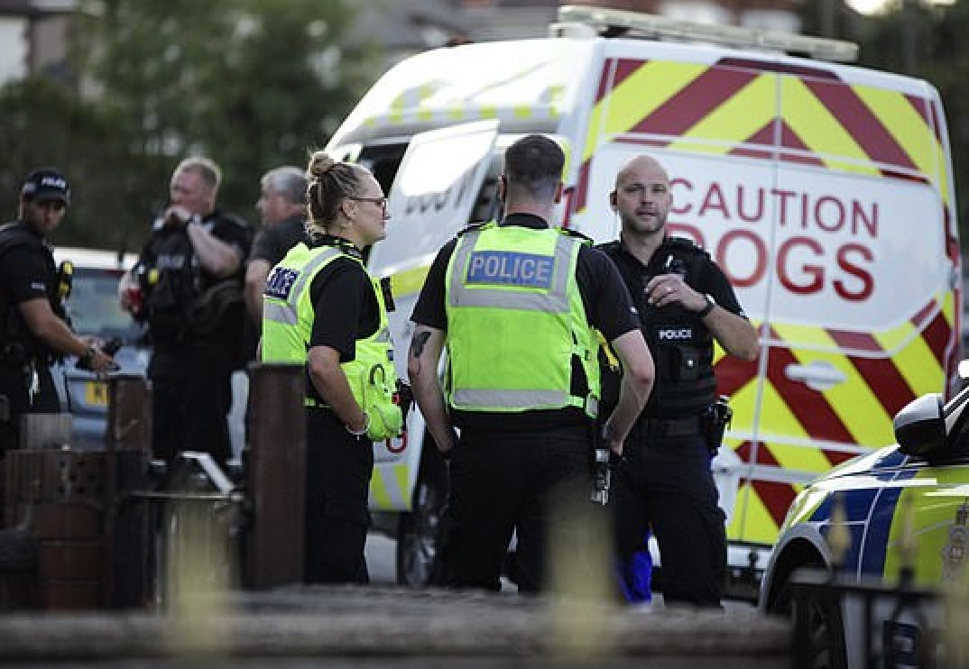 الدماء غطت أجسامهم ووجوههم طالها التشويه! أم وطفلاها يتعرضون لهجوم وحشي من أحد الكلاب المفترسة