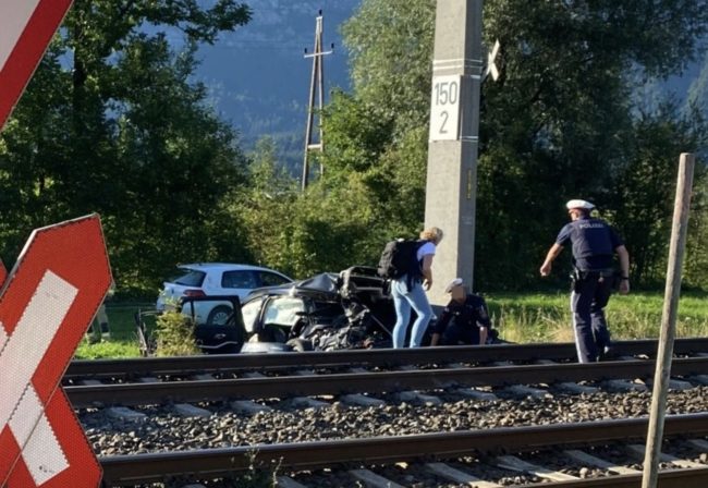 ضربهما قطار فقتل الأب والابن.. حادث مأساوي لأسرة سعودية علقت سيارتها بإحدى السكك الحديدية بالنمسا