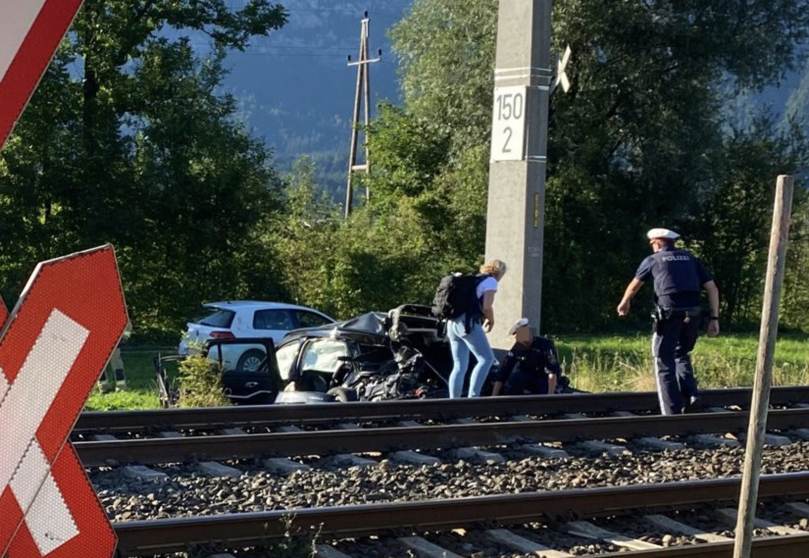 ضربهما قطار فقتل الأب والابن.. حادث مأساوي لأسرة سعودية علقت سيارتها بإحدى السكك الحديدية بالنمسا