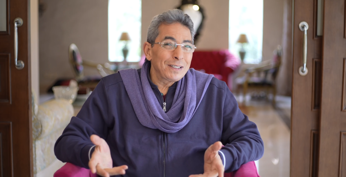 “أنا حتى مش فاكر هو مات إمتى“! فيديو للإعلامي المصري محمود سعد يكشف عن علاقته “السيئة” بأبيه