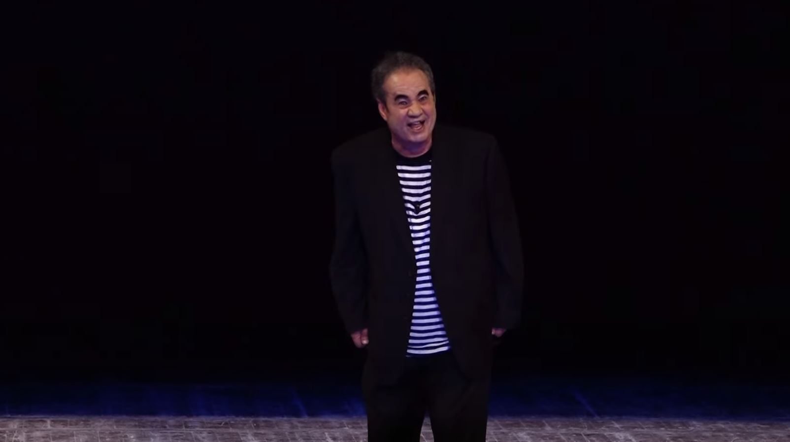 سخرية من الإسلاميين وهجوم على ذوق المشاهدين.. لماذا غادر الجمهور غاضباً مسرحية ملك الكوميديا في تونس؟