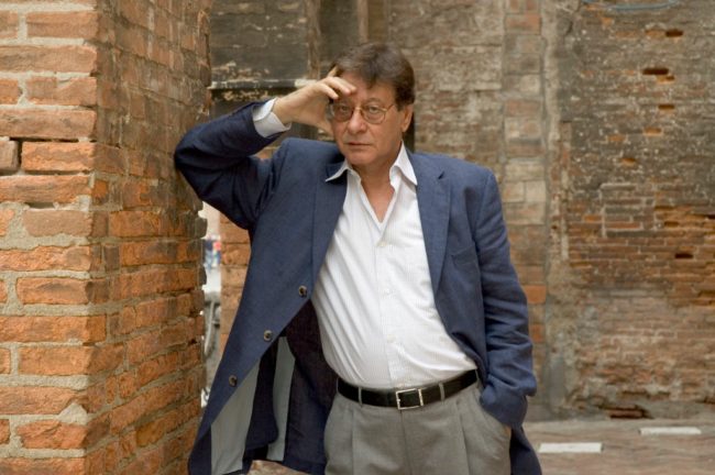 كتب وثيقة استقلال فلسطين وعارض اتفاقية أوسلو، الوجه الآخر لمحمود درويش “الشاعر الرائع والزوج الفاشل”