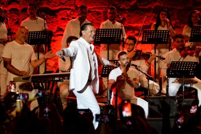 بغداد تستدعي سفيرها لدى الأردن بعد صوره وزوجته مع راغب علامة.. ودعوات لإقالته