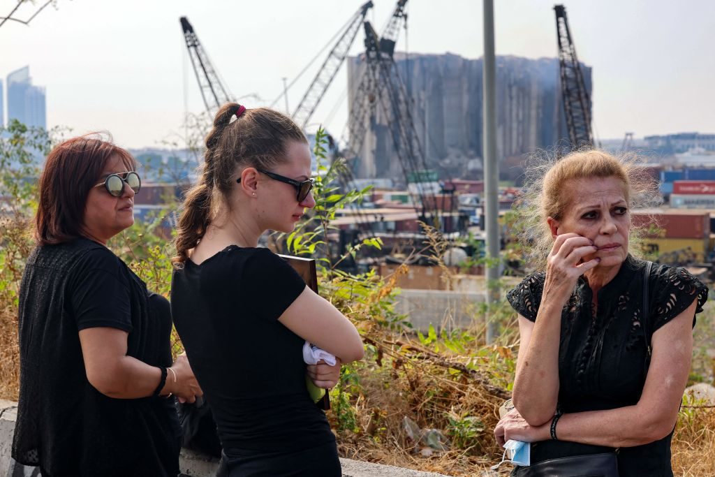 فيديو لأم تتمكن من رؤية طفلها لأول مرة منذ عامين.. بقيت طريحة الفراش منذ إصابتها في انفجار مرفأ بيروت