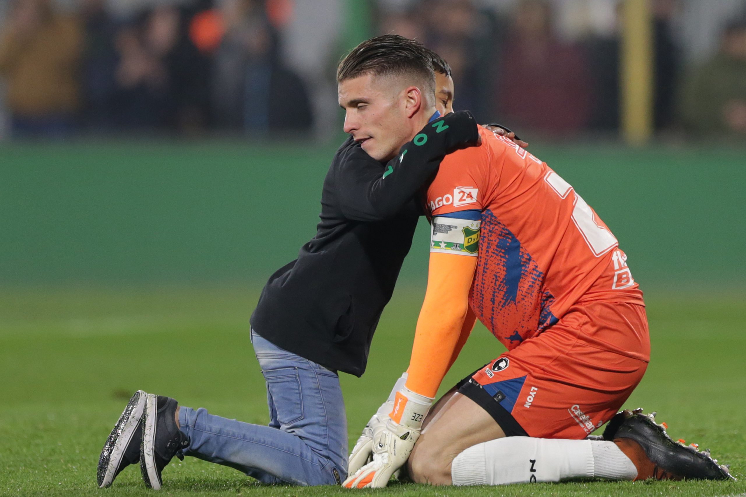 طفل يواسي حارس مرمى بعد خسارة مباراة - gettyimages